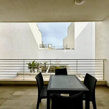 Modern Retreat In The Heart Of St Julian San Ġiljan
