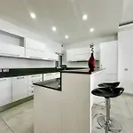 Modern Retreat In The Heart Of St Julian 아파트 Saint Julian's